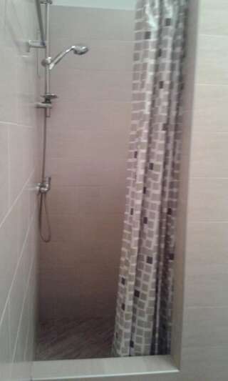 Гостевой дом Vila Adriano Турда Трехместный номер с собственной ванной комнатой-1
