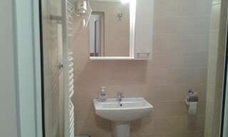 Гостевой дом Vila Adriano Турда Трехместный номер с собственной ванной комнатой-2